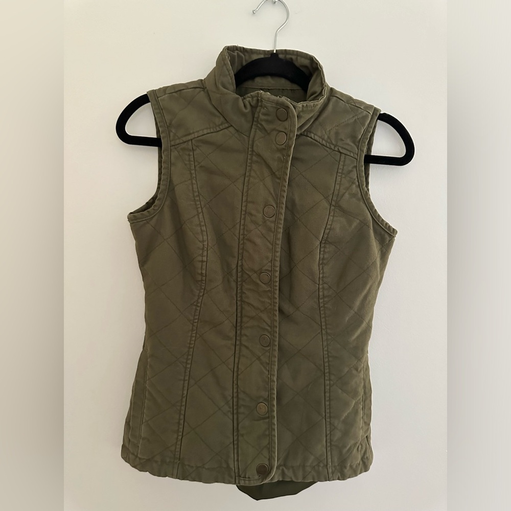 Magellan Outdoors Women’s Quilted Vest